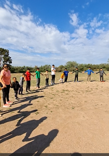 niños bailando y jugando en una ronda